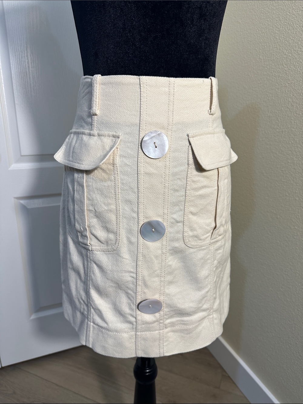 Kate Spade Luxe Cream Button-Front Mini Skirt. Flap Pockets. Utility. Size 00